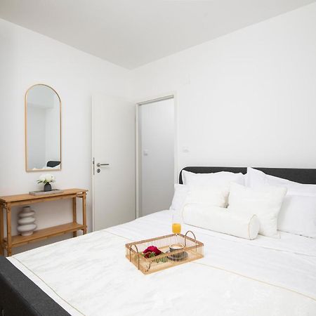 Apartments And Rooms Jakic 메덜린 외부 사진