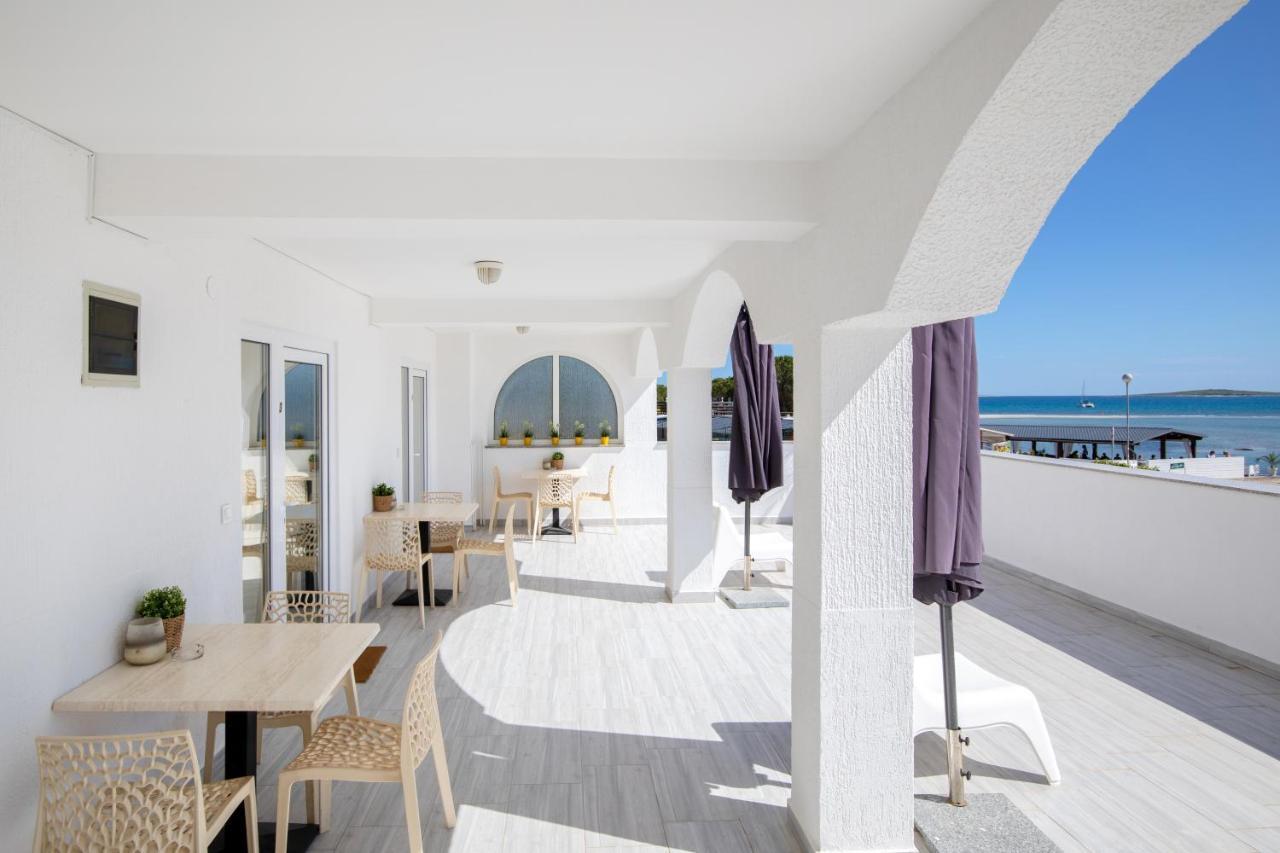 Apartments And Rooms Jakic 메덜린 외부 사진