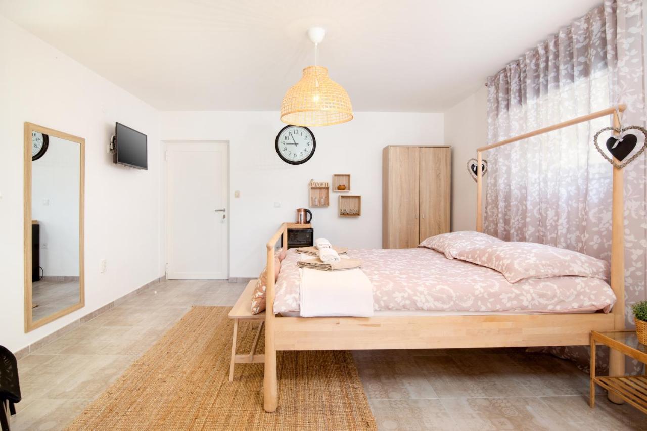 Apartments And Rooms Jakic 메덜린 외부 사진