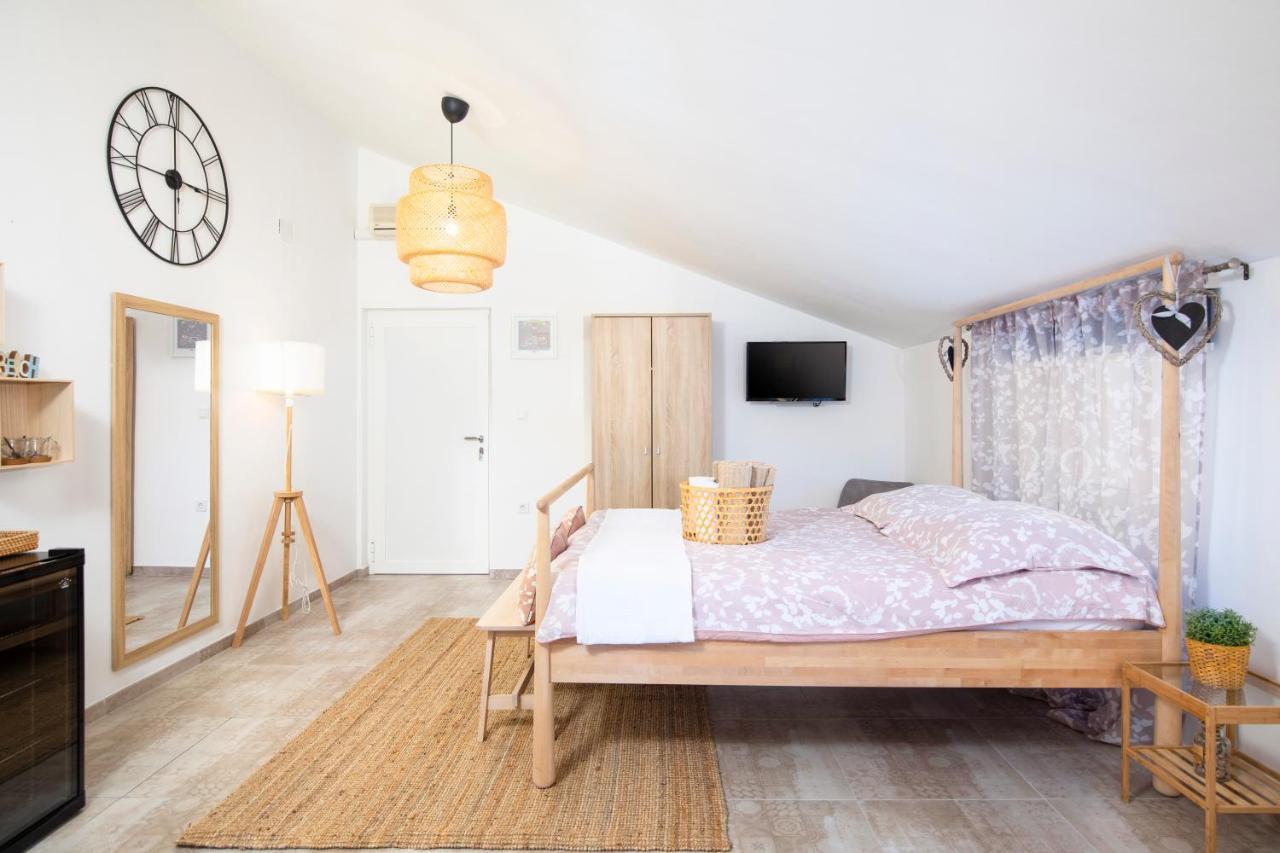 Apartments And Rooms Jakic 메덜린 외부 사진