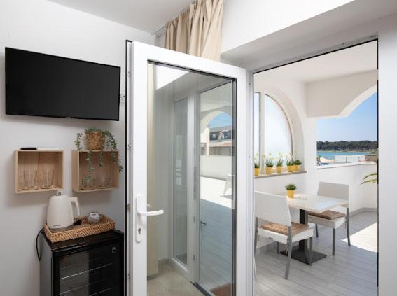 Apartments And Rooms Jakic 메덜린 외부 사진