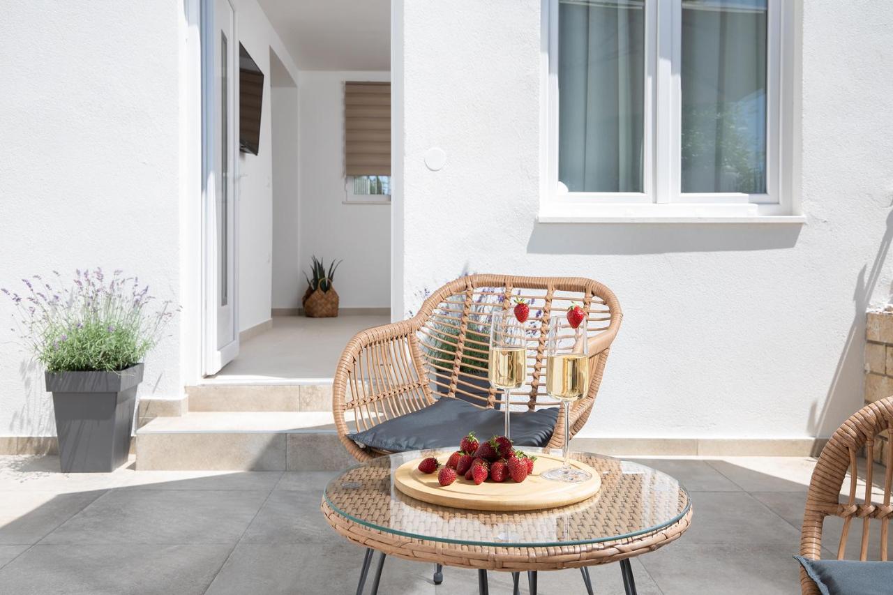 Apartments And Rooms Jakic 메덜린 외부 사진