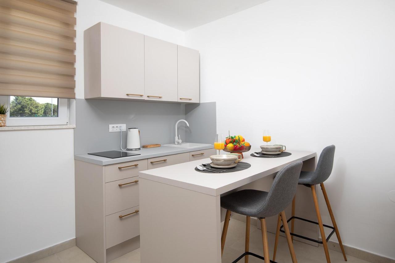 Apartments And Rooms Jakic 메덜린 외부 사진