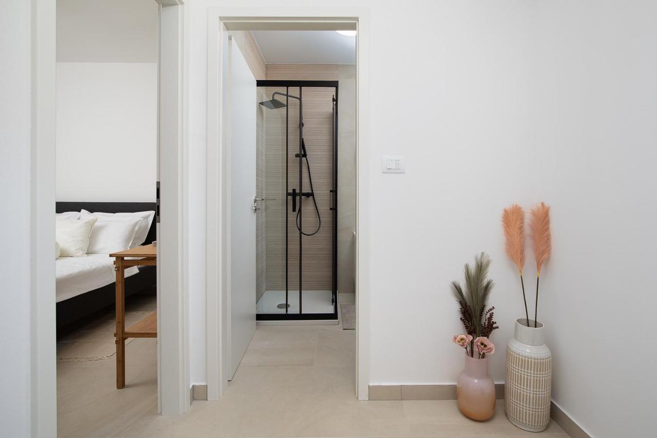 Apartments And Rooms Jakic 메덜린 외부 사진