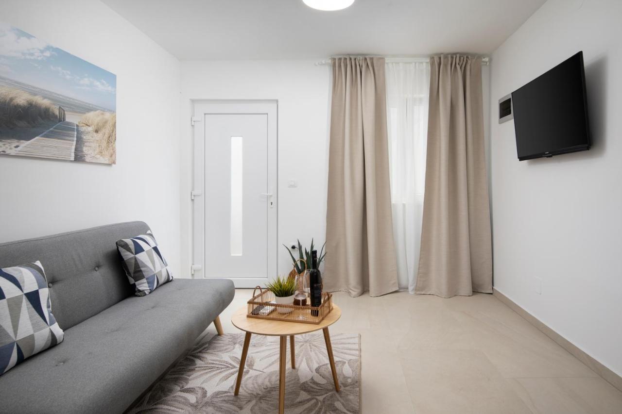 Apartments And Rooms Jakic 메덜린 외부 사진