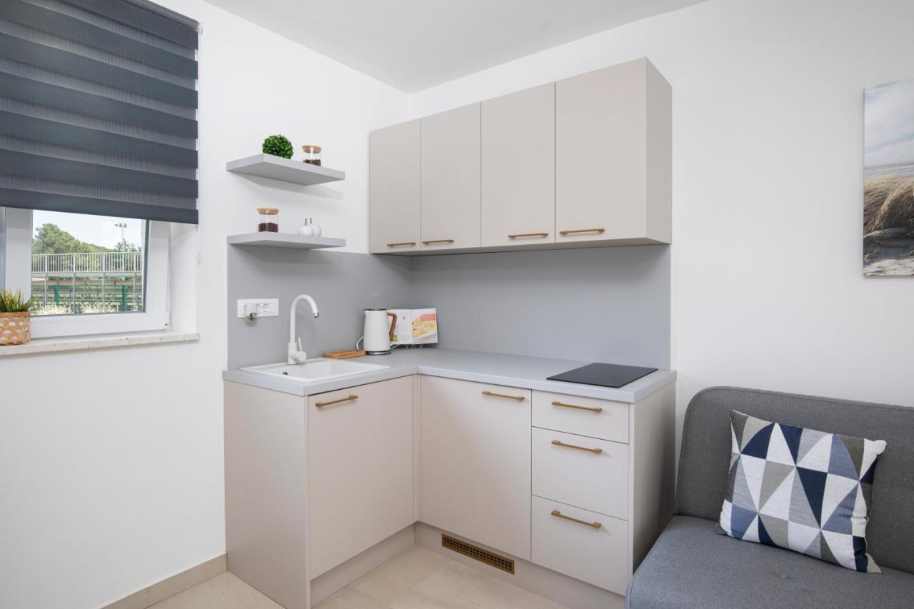 Apartments And Rooms Jakic 메덜린 외부 사진