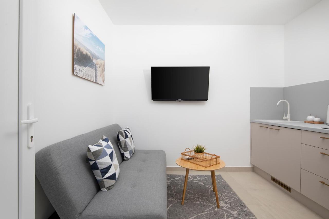 Apartments And Rooms Jakic 메덜린 외부 사진