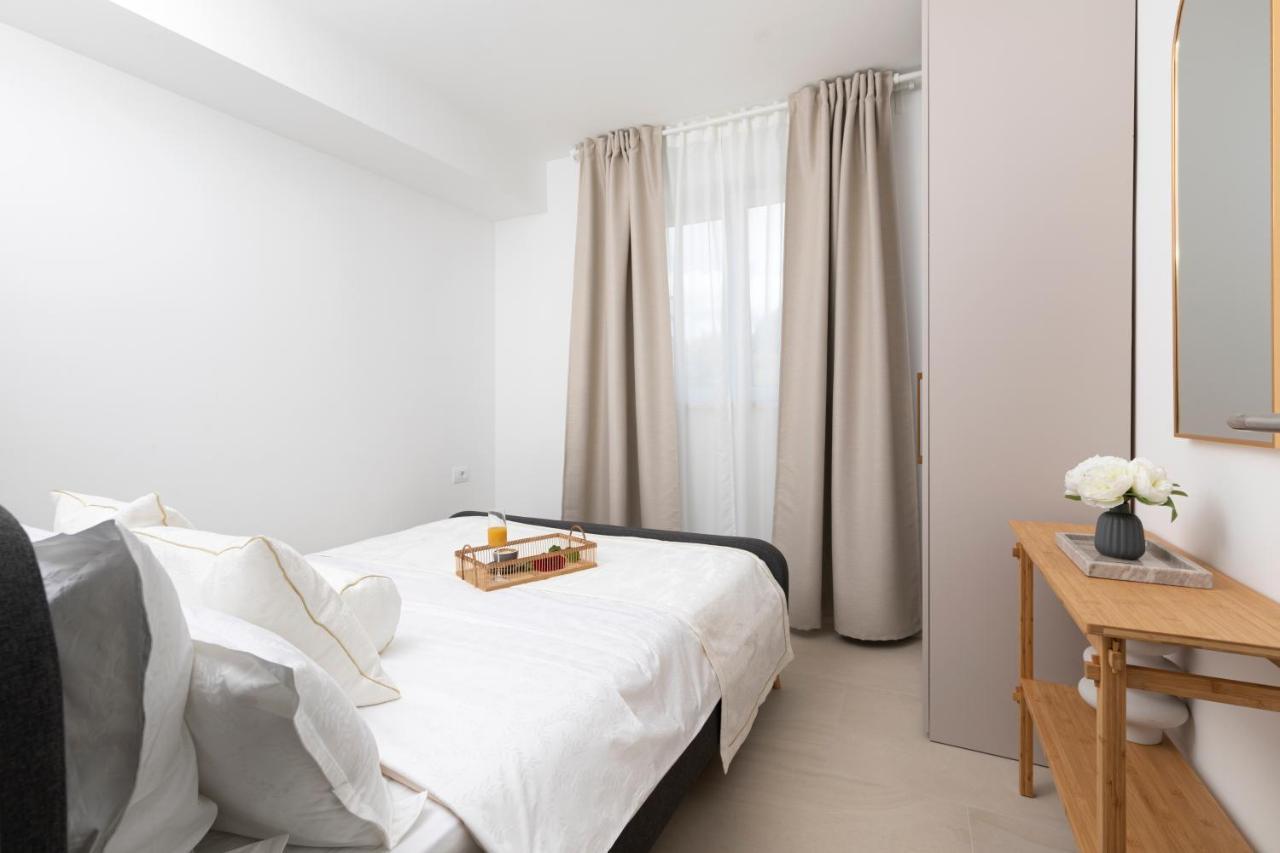 Apartments And Rooms Jakic 메덜린 외부 사진