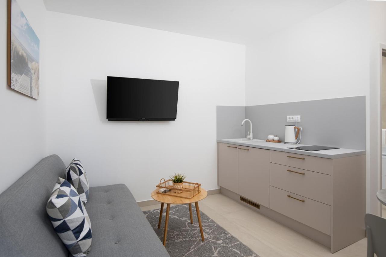 Apartments And Rooms Jakic 메덜린 외부 사진