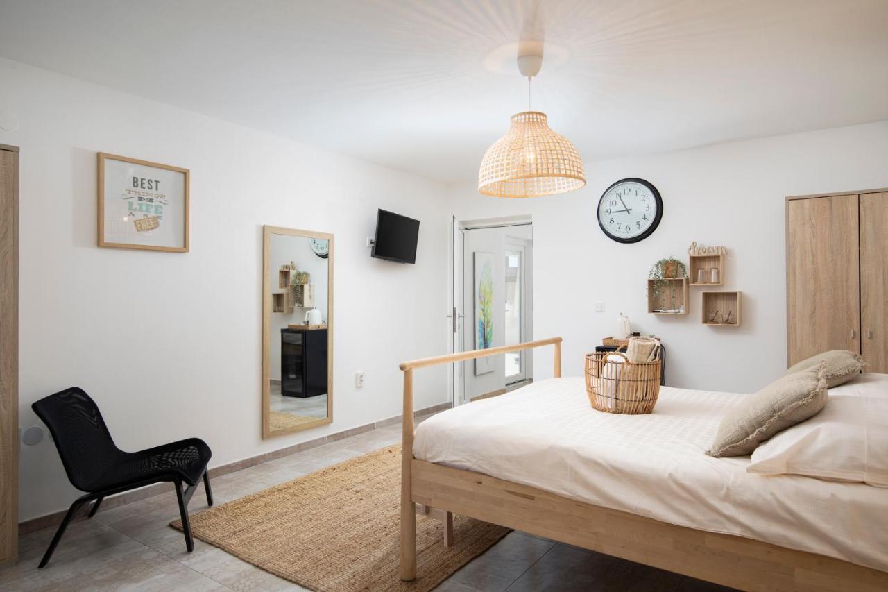 Apartments And Rooms Jakic 메덜린 외부 사진