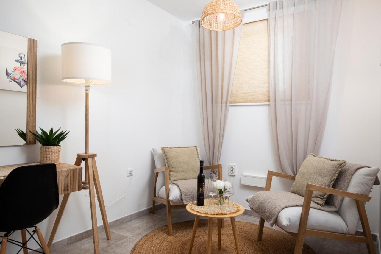 Apartments And Rooms Jakic 메덜린 외부 사진