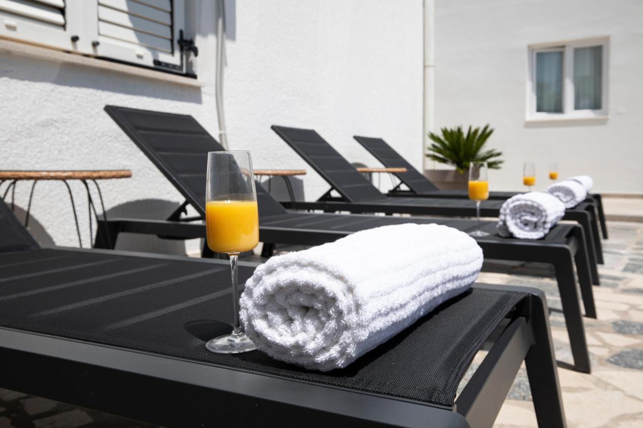 Apartments And Rooms Jakic 메덜린 외부 사진